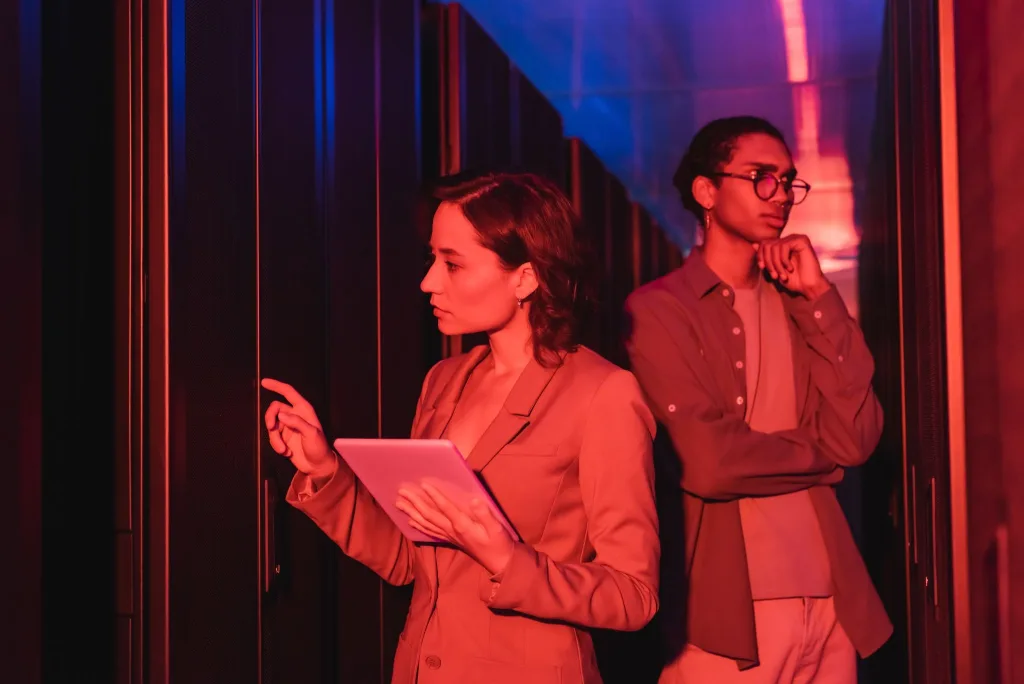 Pareja resolviendo un enigma en un escape room de Materia Gris en Madrid